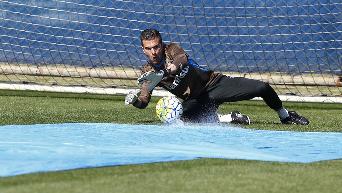 Grêmio usa lona molhada para treinar Grohe contra sintético do Atlético-PR
