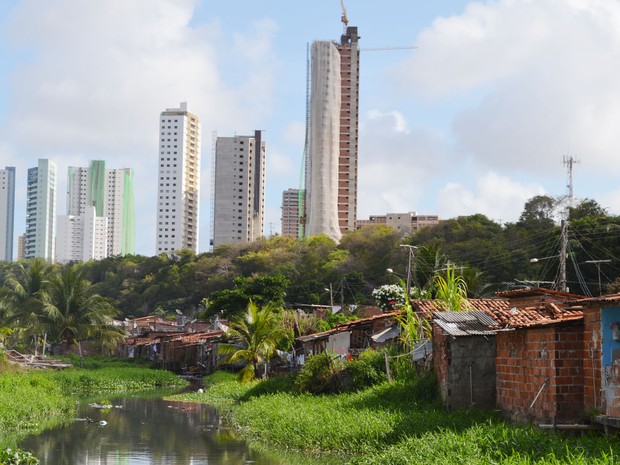 Casas às margens do Rio Jaguaribe ocupam espaço desprezado pelos grandes prédios residências de João Pessoa (Foto: André Resende/G1)