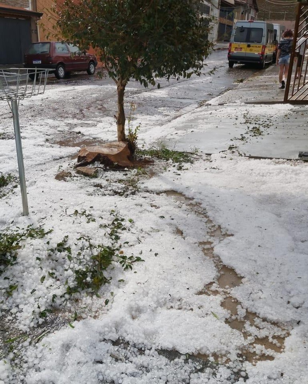 Rua ficou coberta de gelo em Jundiaí — Foto: Tatiana Nakamura/Arquivo pessoal