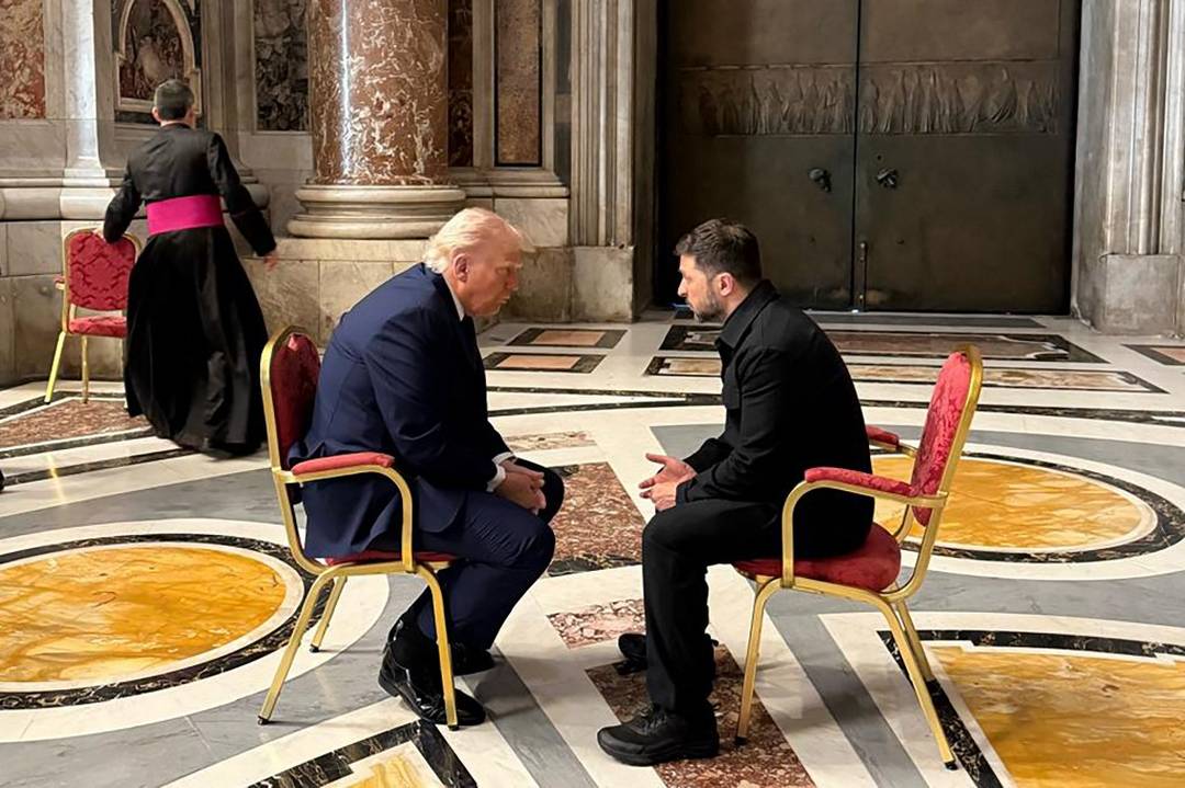 Presidente ucraniano, Volodymyr Zelensky, encontra-se com o presidente dos EUA, Donald Trump, no funeral do Papa Francisco na Basílica de São Pedro, no Vaticano.