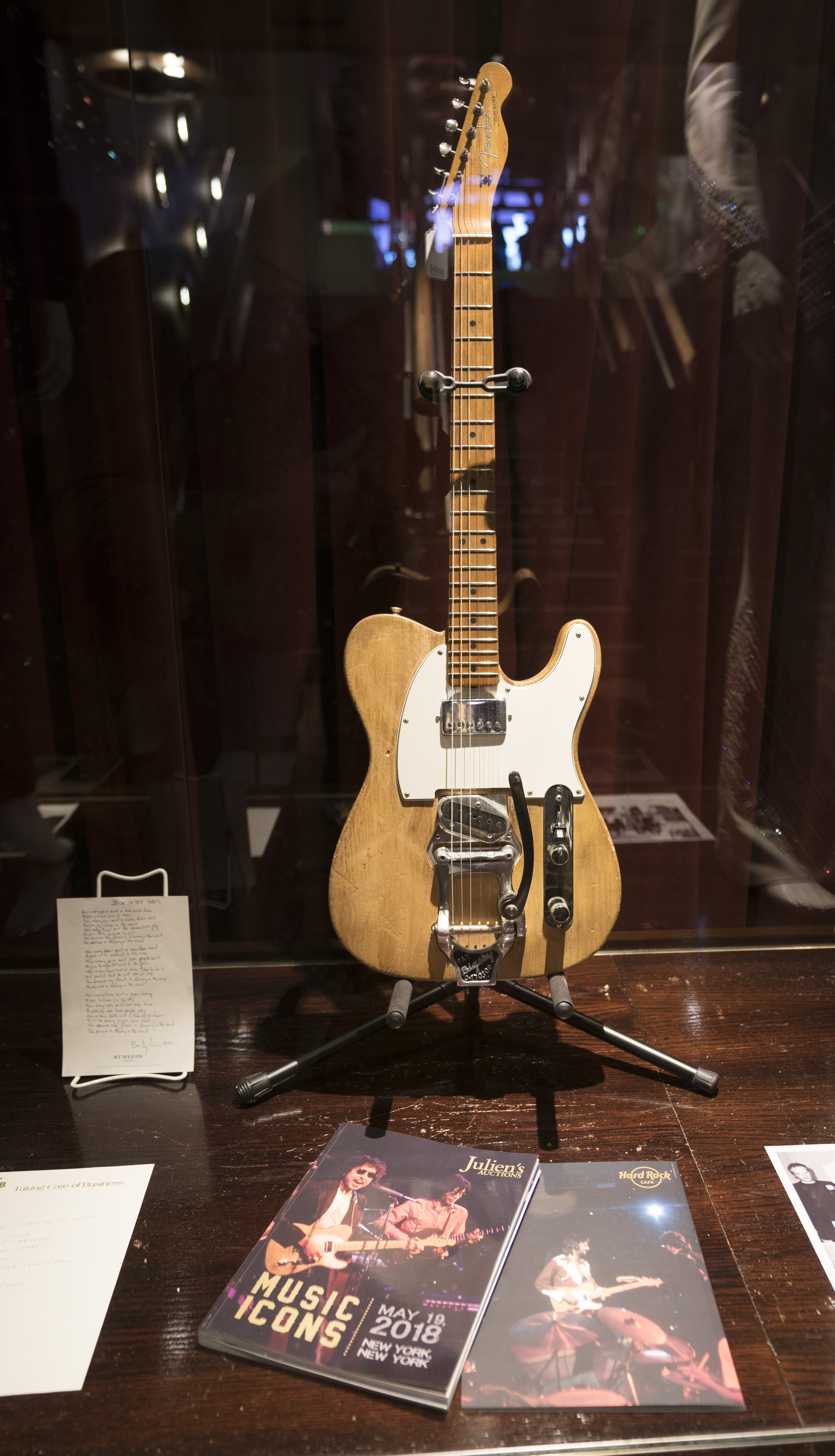 Guitarra de Bob Dylan é leiloada por US$ 495 mil em Nova York