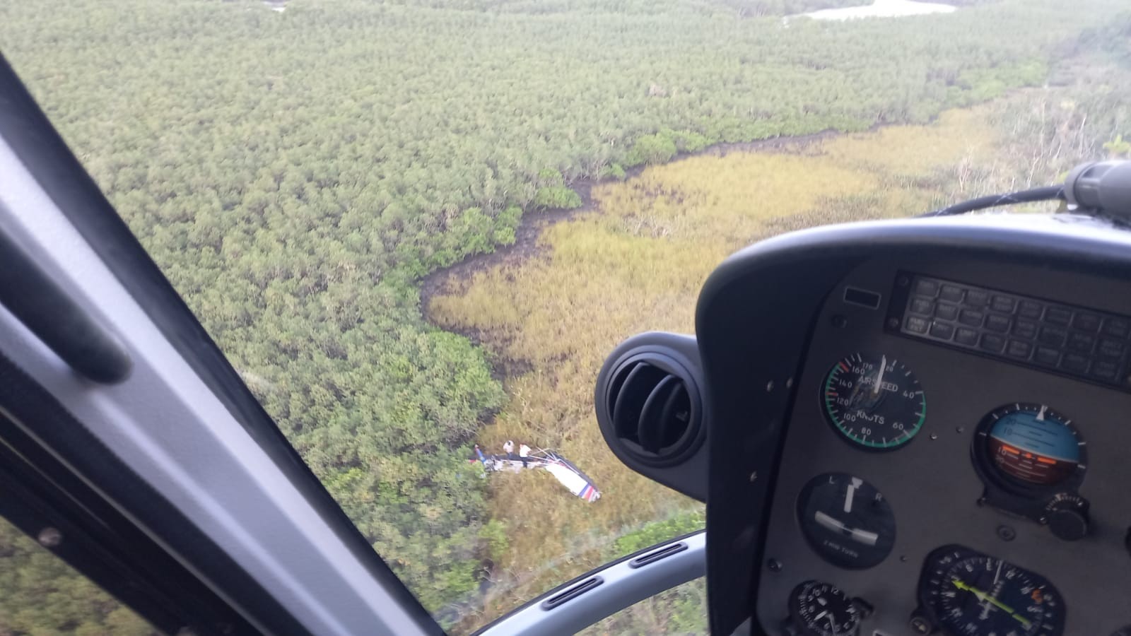 Paramotor cai em manguezal de Paranaguá, diz PM; passageiros tiveram ferimentos leves