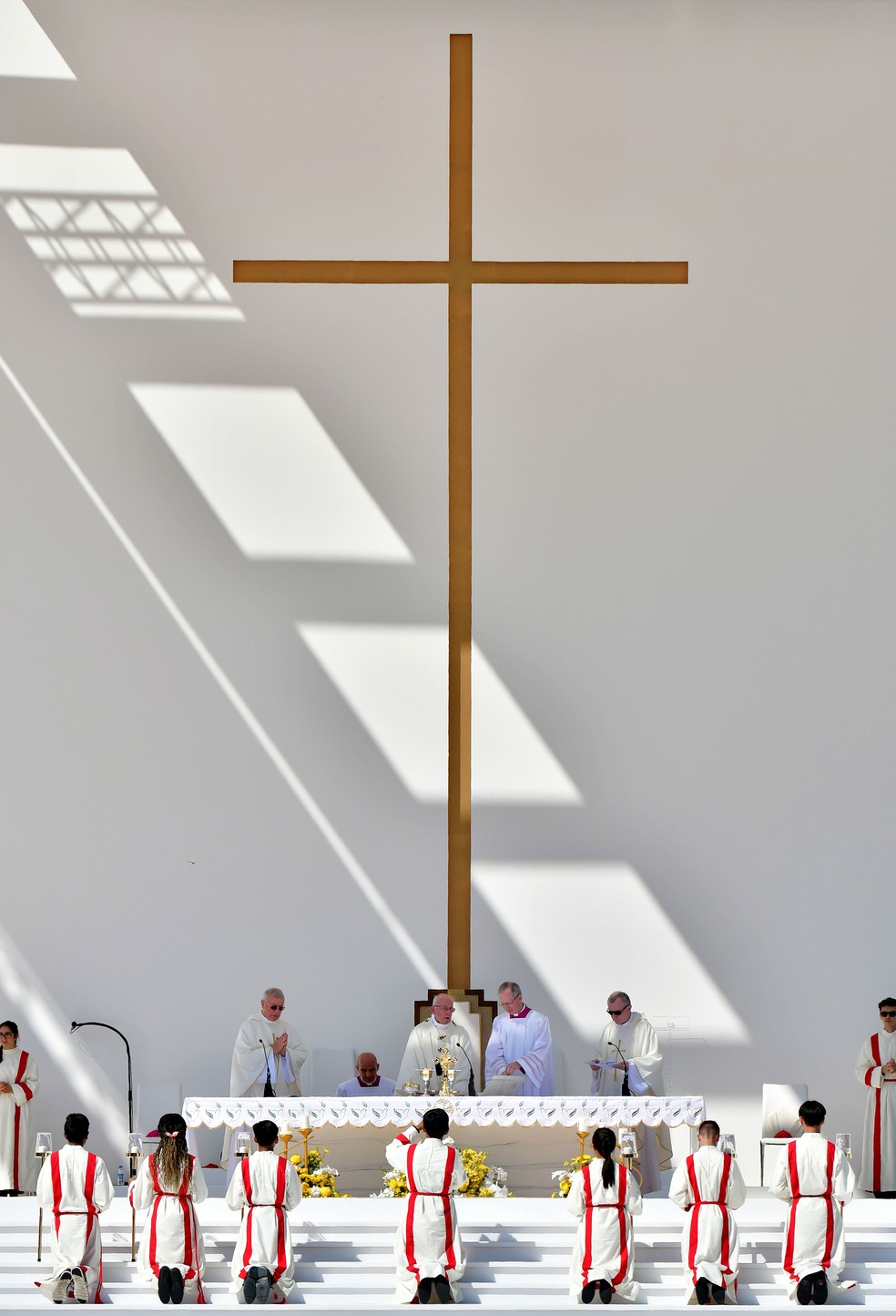 Grande crucifixo foi colocado em altar improvisado no estádio Zayed Sports City, em Abu Dhabi, para missa celebrada pelo Papa Francisco nesta terça-feira (5)  — Foto: Giuseppe Cacace / AFP