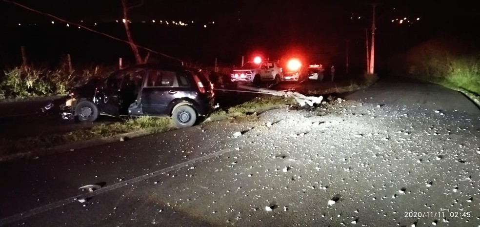Batida entre carro e poste foi na madrugada desta quarta-feira (11) — Foto: Polícia Militar