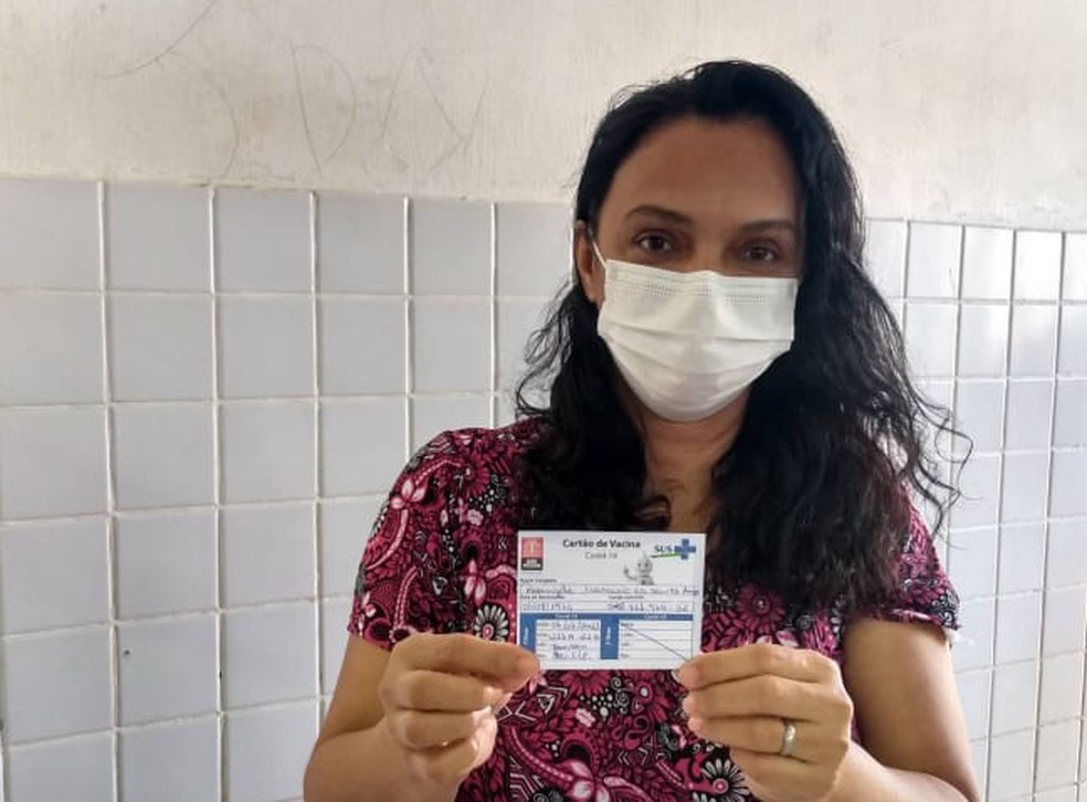 Ros�ngela, a irm� e segunda m�e: �Vacinei as minhas duas m�es� � Foto: Renata Maur�cio/Arquivo Pessoal