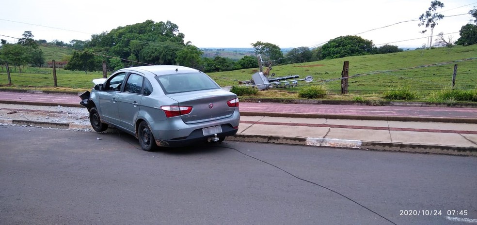 Batida derrubou poste na Avenida Raimundo Maiolini, em Presidente Prudente — Foto: Polícia Militar