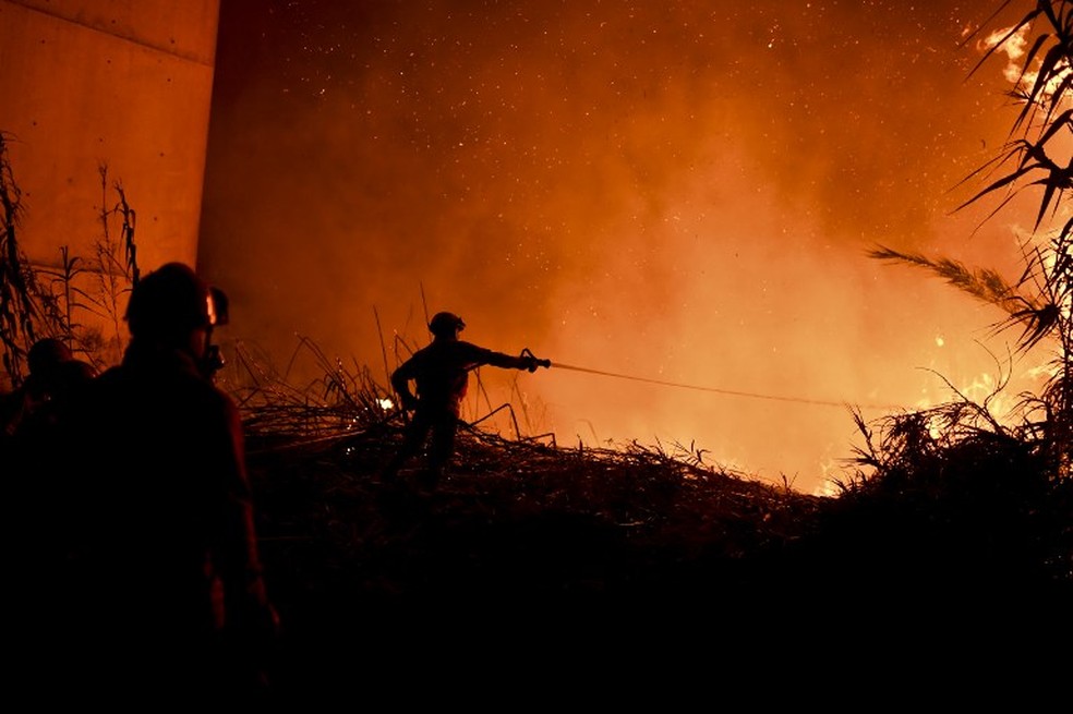 Bombeiros tentam controlar incêndios florestais em Portugal (Foto: France Presse)