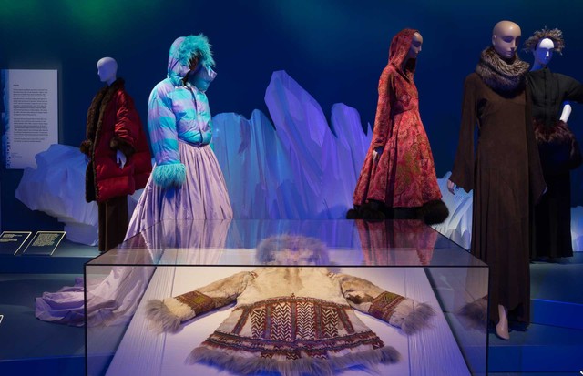 From left: Puffer coat by Jean Paul Gaultier, "Le Grand Voyage" collection, Autumn/Winter 1994. Lent by Dorothea Mink; Isaac Mizrahi "Lumberjack ball gown" ensemble, Autumn/Winter 1994. Lent by Isaac Mizrahi; (in case) Siberian funerary coat, c. 1900. Len (Foto: EDWARD CURTIS)