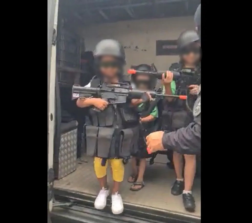 Polícia Militar coloca menores fardados e com simulacros de fuzil em evento do Dia das Crianças — Foto: Reprodução redes sociais