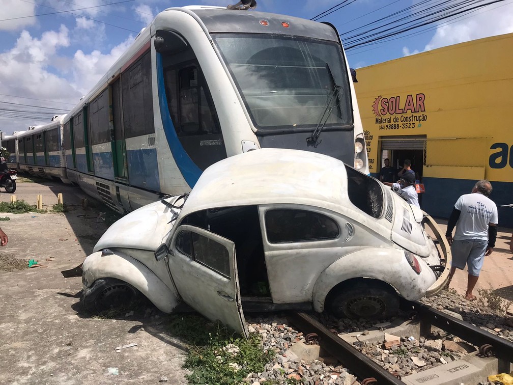 VLT atingiu fusca que atravessava linha férrea na manhã desta sexta-feira (26) em Natal. — Foto: Gabriel Lima/Cedida