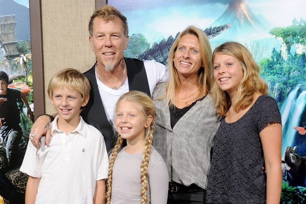 James Hetfield com a esposa e os três filhos, em foto de 2012 (Foto: Getty )