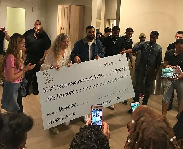 O rapper Drake com a representante da instituição para quem ele deu cheque de US$ 50 mil (Foto: Instagram)