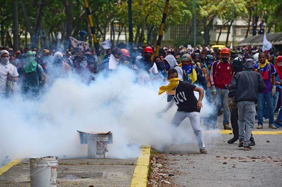 Estudantes da Universidade Central da Venezuela protestam nesta quinta-feira (4) contra o presidente Nicolás Maduro (Foto: RONALDO SCHEMIDT / AFP)