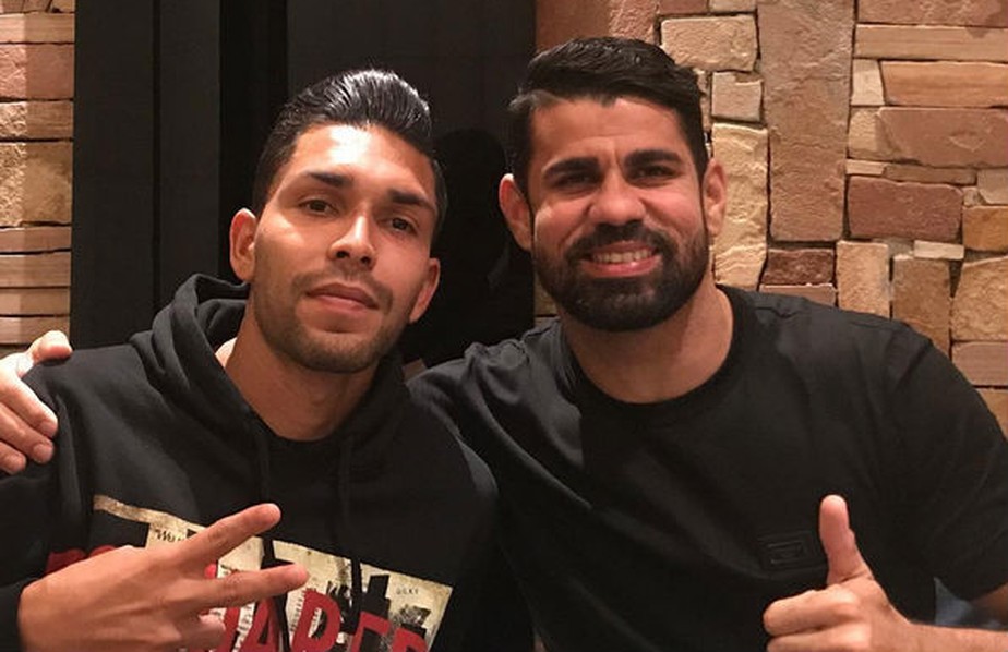 Petros Posta Foto Com Diego Costa E Torcedores Do Sao Paulo Pedem Reserva Para Pratto Sao Paulo Ge