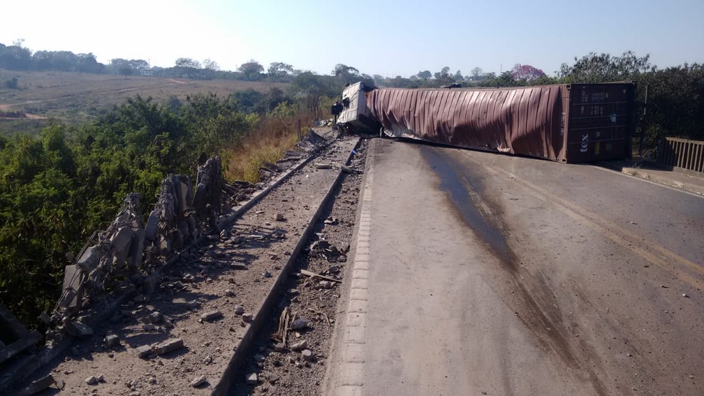 Carreta interditou dois sentidos da Rodovia Geraldo de Barros em Águas de São Pedro (Foto: Edijan Del Santo/EPTV)