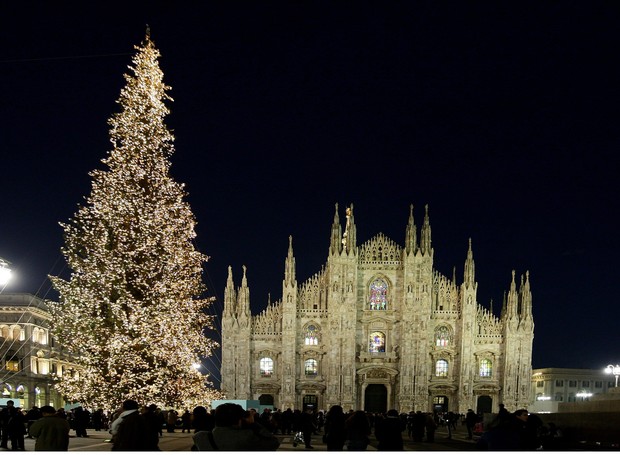 Na Itália, a árvore de natal fica em frente ao Duomo di Milano, na capital (Foto: European Best Destinations/ Reprodução)