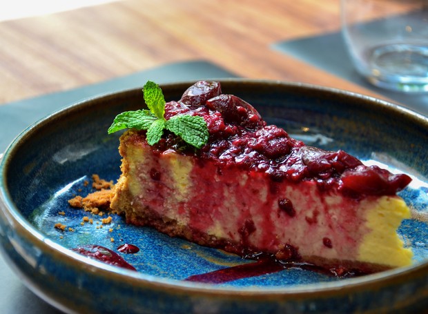Buffalo ricotta cheesecake can be served with your favorite syrup.  A sure choice is red fruit juice, as in the picture above (Photo: Disclosure)