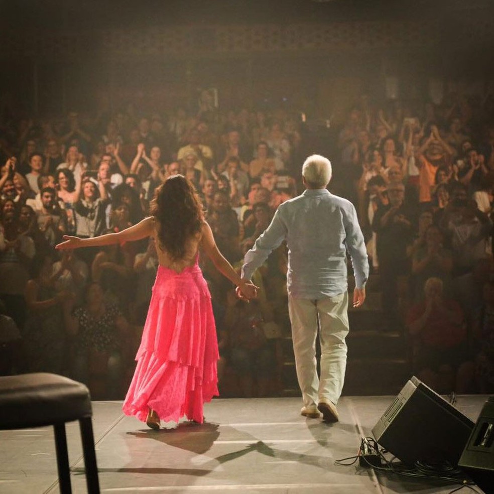 Beatriz e o pai, Paulinho da Viola, no palco — Foto: Divulgação