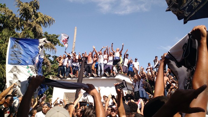 Torcedores do Vasco recebem Luis Fabiano (Foto: Fred Huber)