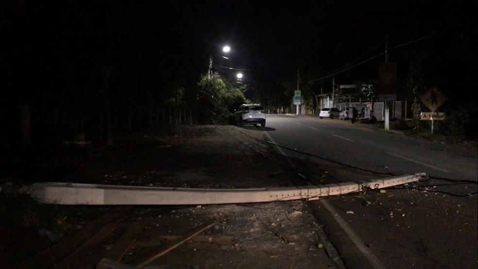 Poste caído em Pium, na Grande Natal — Foto: Reprodução/Inter TV Cabugi