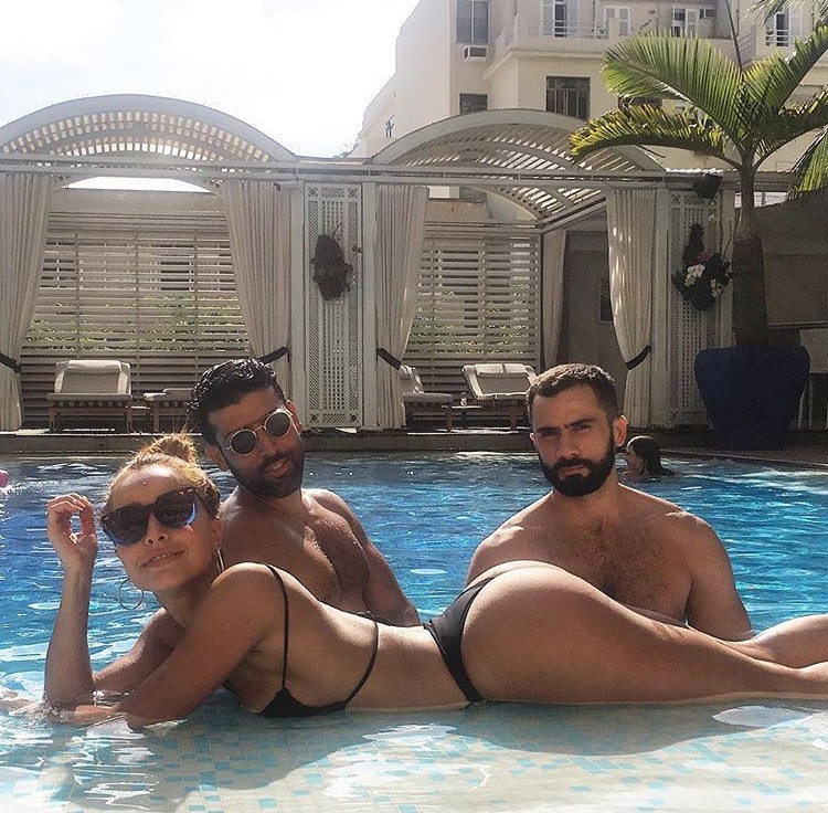 À beira da piscina com Rodrigo Costa (Foto: Reprodução/Instagram)
