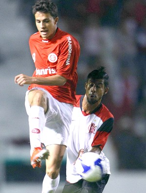 Porto Alegre? Não para Léo Moura, que jamais venceu pelo Fla na capital gaúcha