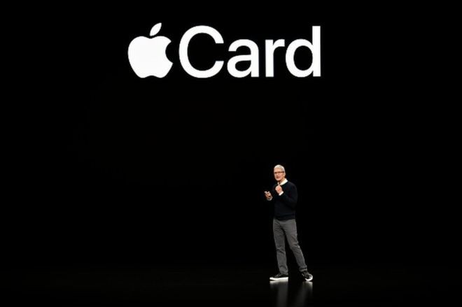BBC - O executivo Tim Cook ao lançar o Apple Card; usuários têm dito que mulheres estão recebendo limites de crédito menores do que homens (Foto: Getty Images via BBC News)