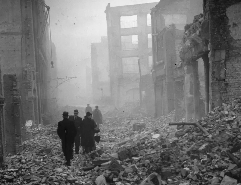 A ala de Cripplegate, que continha Fore Street (foto), foi intensamente bombardeada (Foto: Getty Images via BBC News)