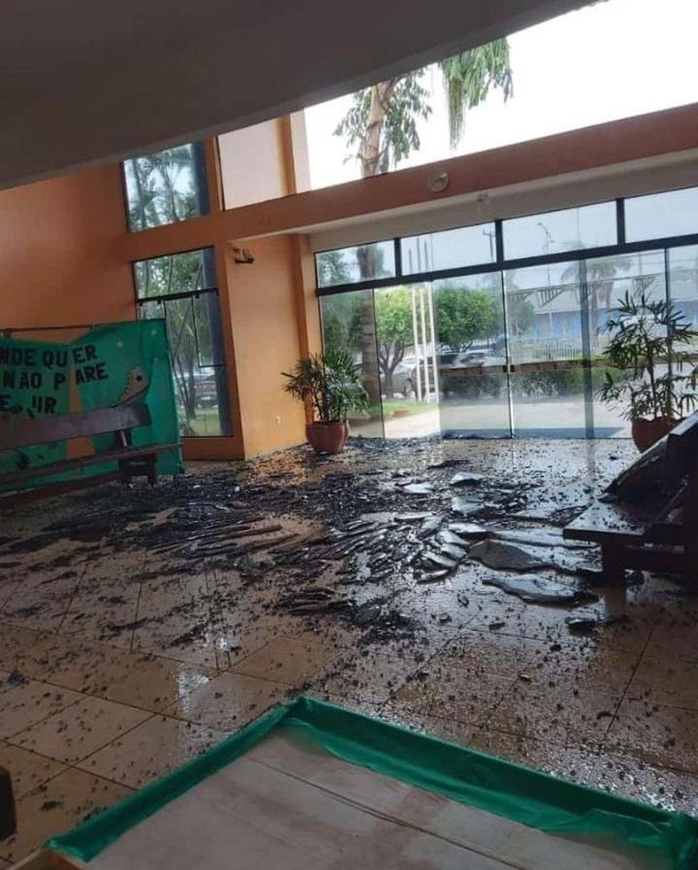 Temporal derruba árvores, destelha casas e deixa 2 pessoas feridas em Lucas do Rio Verde — Foto: Arquivo pessoal