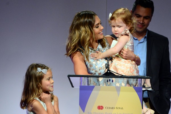 Jessica Alba recebe o título de Mãe do Ano, em Beverly Hills (Foto: Getty Images)