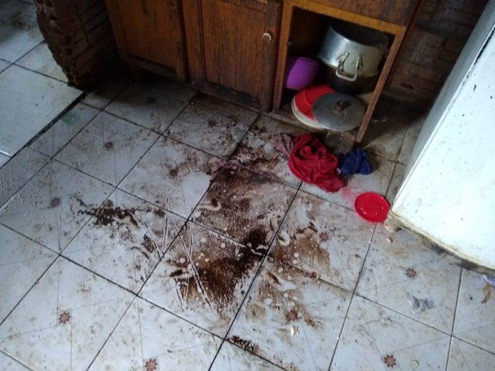 A casa de onde as crianças foram resgatadas estava suja e as crianças reclamavam de frio e fome. — Foto: PMMT