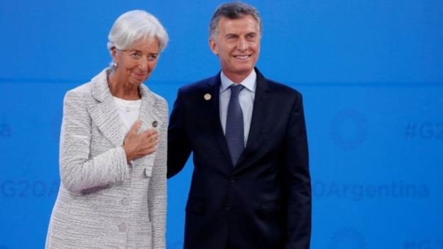 Macri e a francesa Christine Lagarde, quando ela dirigia o FMI (Foto: KEVIN LAMARQUE/REUTERS)