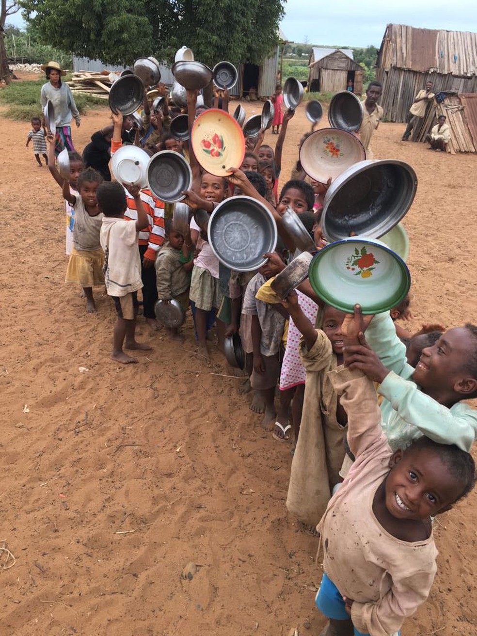 Crianças em Madagascar, na África, sofrem com a falta de alimentos — Foto: Wagner Moura