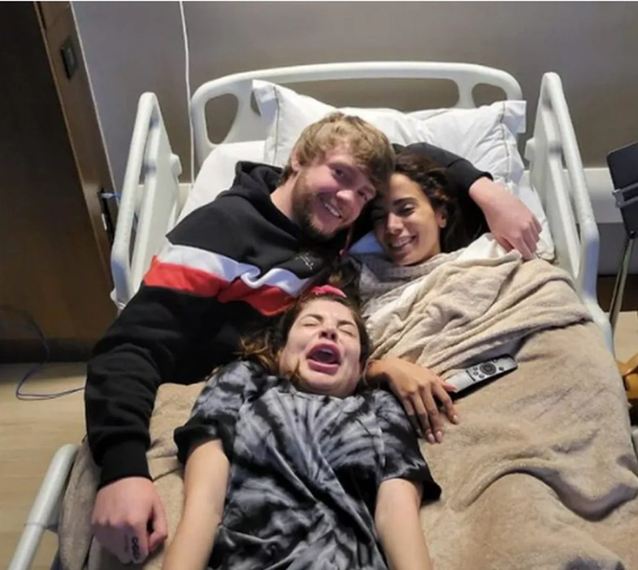 Anitta, Murda Beatz e Gkay no hospital