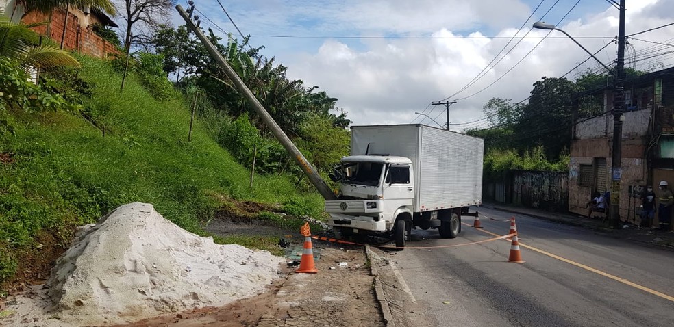 Acidente ocorreu na manh&atilde; desta ter&ccedil;a, em &Aacute;guas Claras &mdash; Foto: Divulga&ccedil;&atilde;o/Transalvador