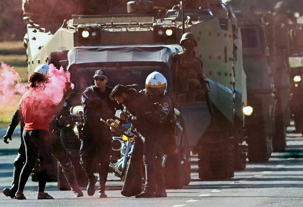 Militares prendem manifestantes que tentavam bloquear desfile de veículos militares em frente ao Palácio do Planalto, em Brasília, em 10 de agosto de 2021 — Foto: Evaristo Sa/AFP