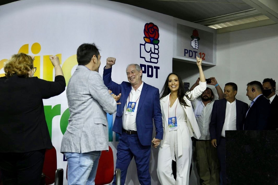 Ciro Gomes, que ainda não tem nome para vice, esteve acompanhado da mulher, Giselle Bezerra, na convenção do PDT — Foto: Divulgação