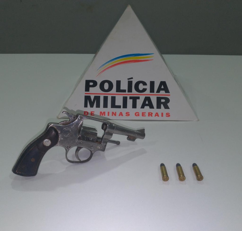 Arma apreendida pela PM no trajeto da fuga â€” Foto: PolÃ­cia Militar/DivulgaÃ§Ã£o
