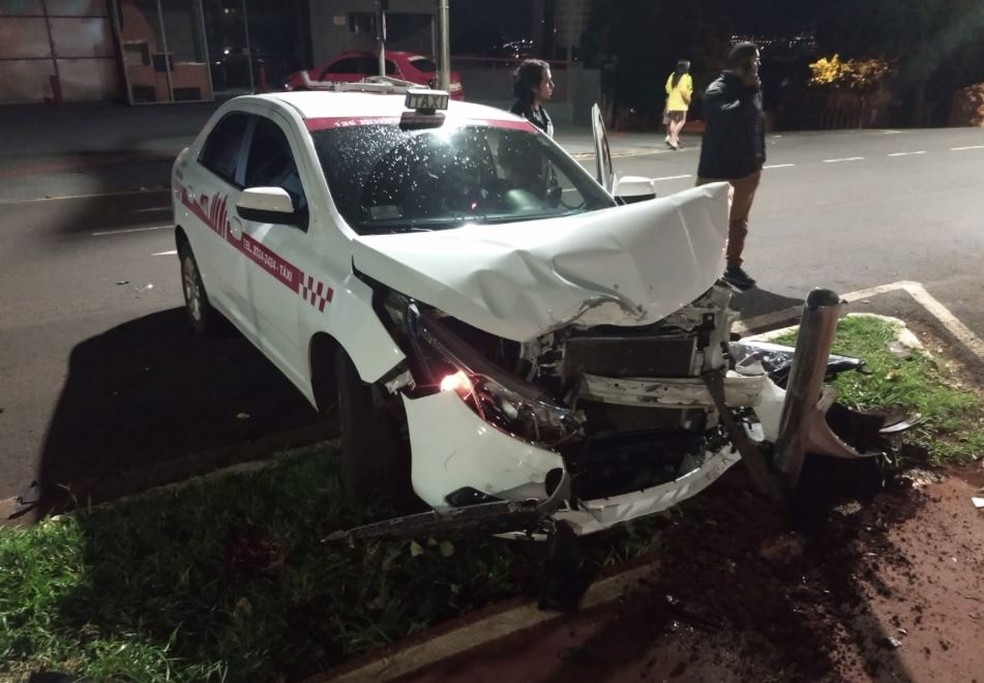 Acidente envolvendo táxi e outro carro aconteceu na madrugada desta sexta-feira (15), em Londrina — Foto: Reprodução/RPC
