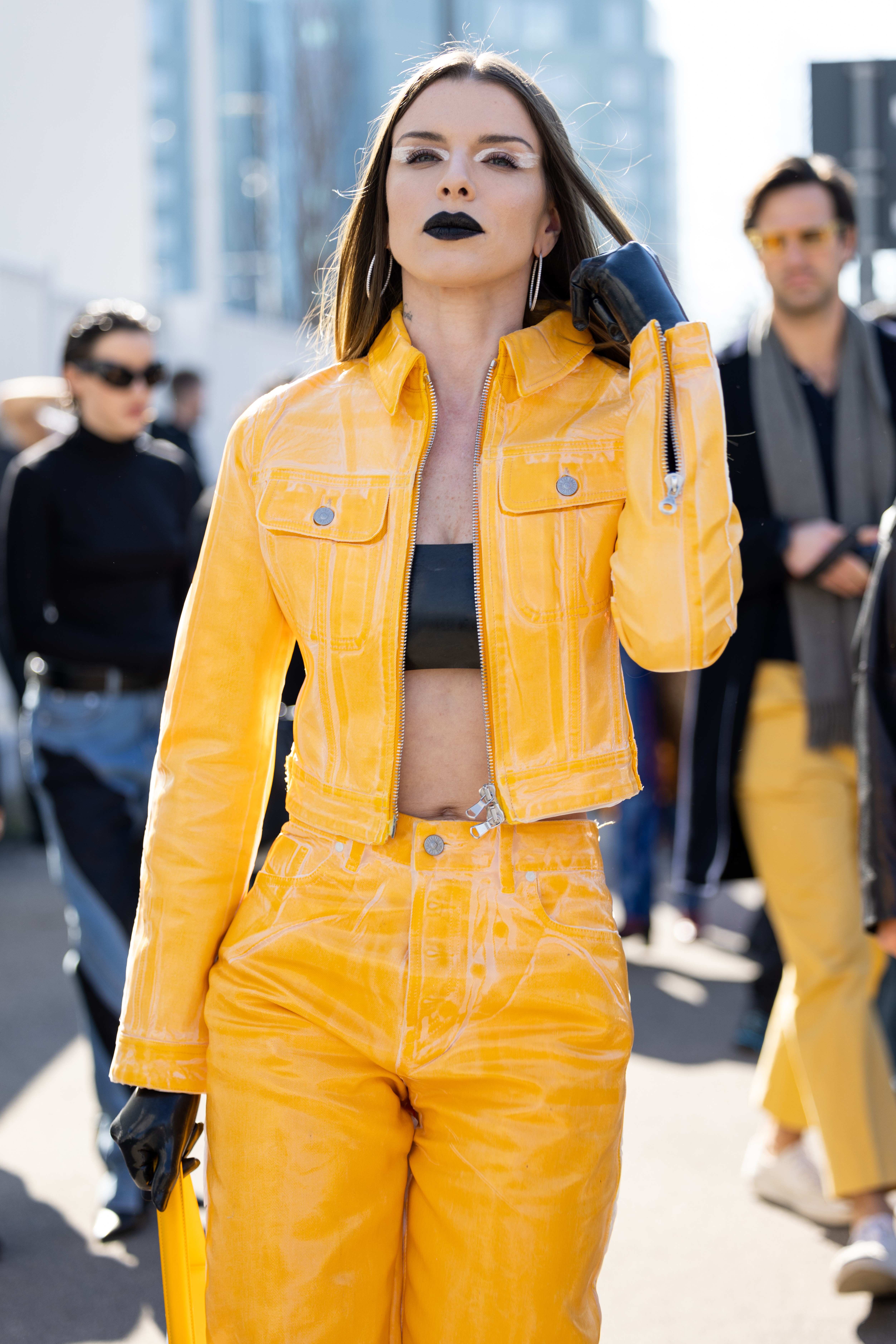 MILAN, ITALY - FEBRUARY 23: Julia Fox seen ahead of the Diesel fashion show wearing yellow denim pants and jacket during the Milan Fashion Week Fall/Winter 2022/2023 on February 23, 2022 in Milan, Italy. (Photo by Valentina Frugiuele/Getty Images) (Foto: Getty Images)