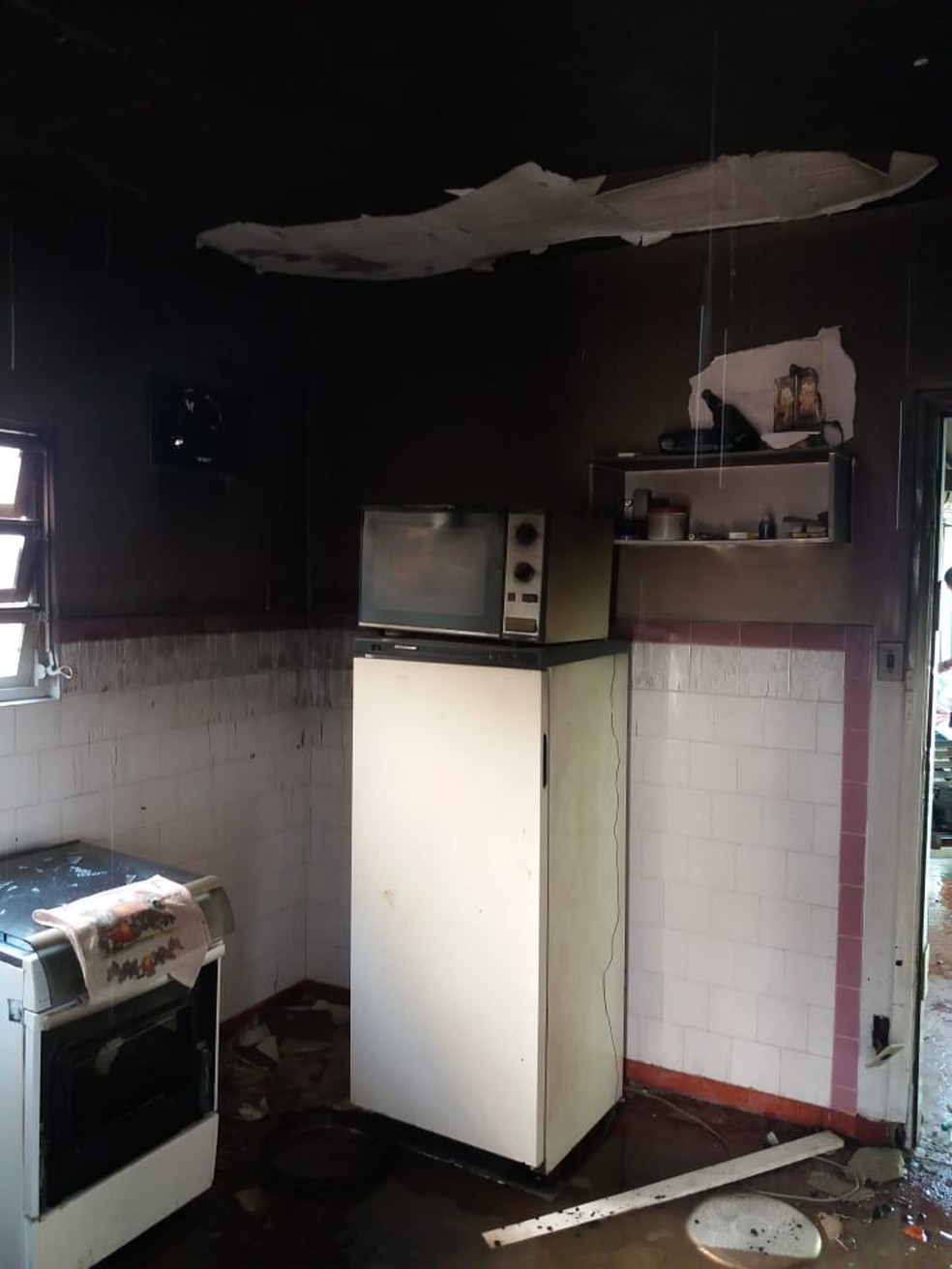 De acordo com a Defesa Civil de Bertioga, SP, casa ficou destruída por incêndio  — Foto: G1 Santos