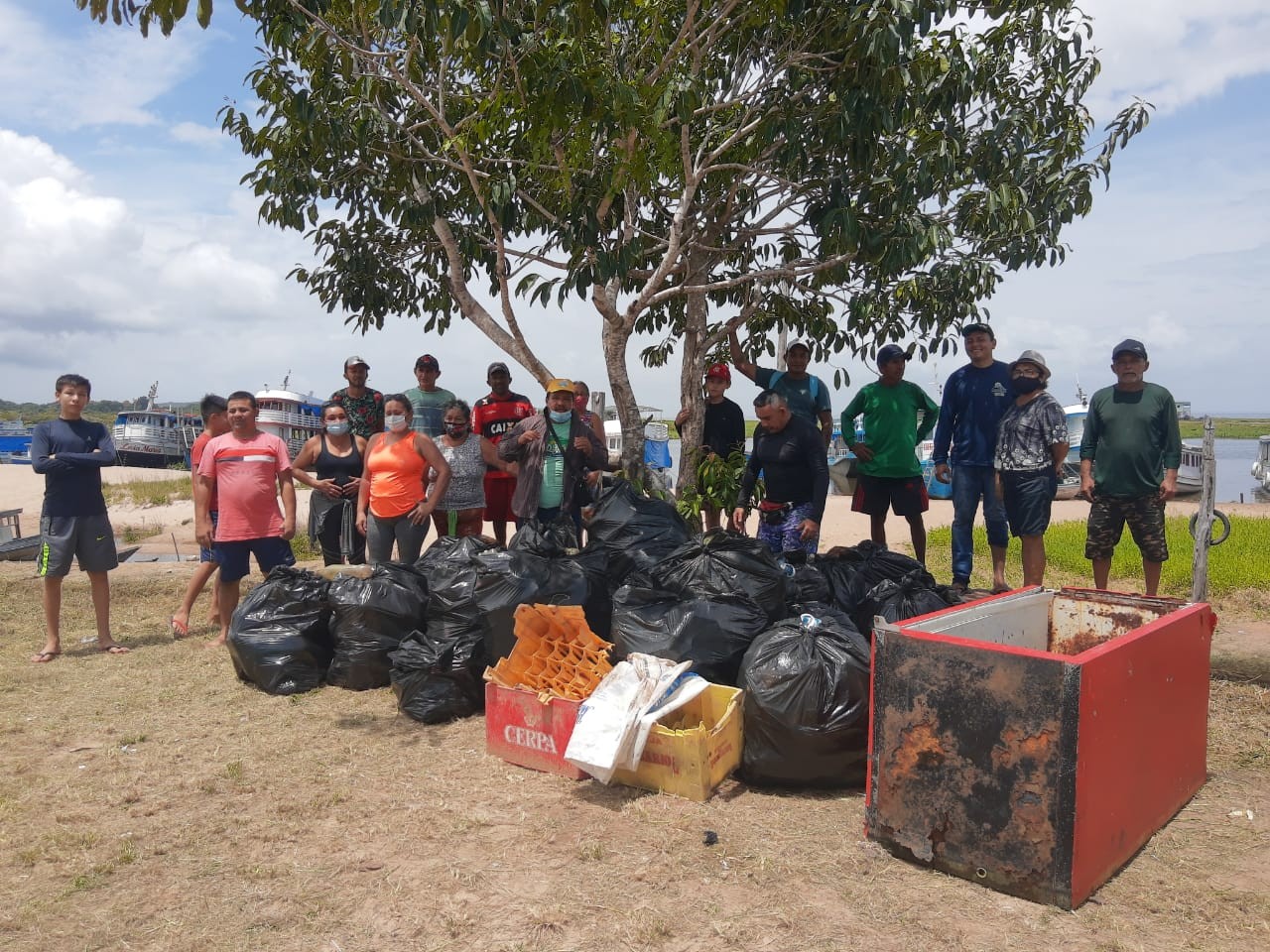 Mutirão de limpeza retira cerca de 100 sacas de lixo na orla do Mapiri em Santarém