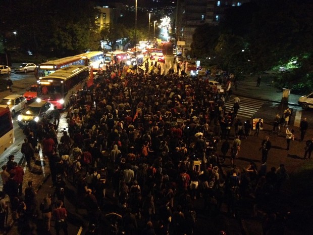 Após concentração, grupo seguiu em caminhada e chegou na Avenida João Pessoa (Foto: Estêvão Pires/RBS TV)
