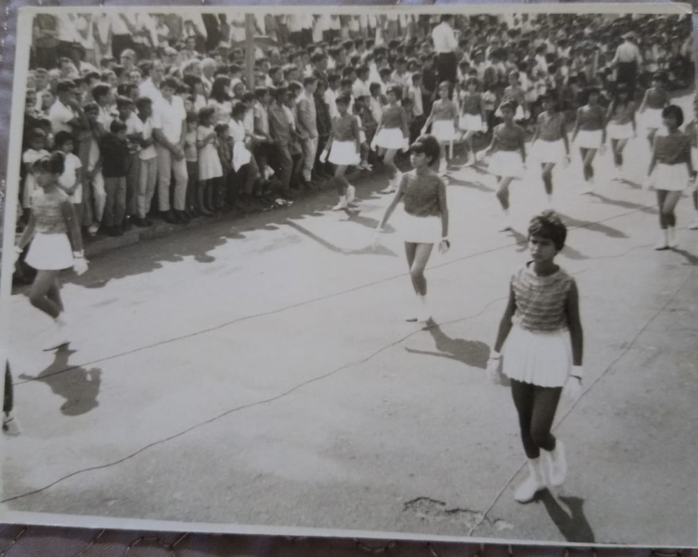 Sueli Spolador guarda memórias de desfile em comemoração ao aniversário de Presidente Prudente — Foto: Arquivo pessoal
