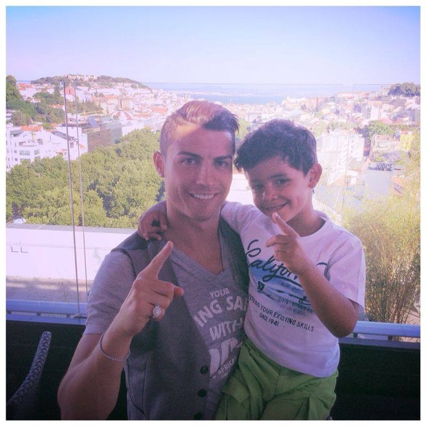 Cristiano Ronaldo com seu filho: post mais curtido da página (Foto: Reprodução/ Facebook)