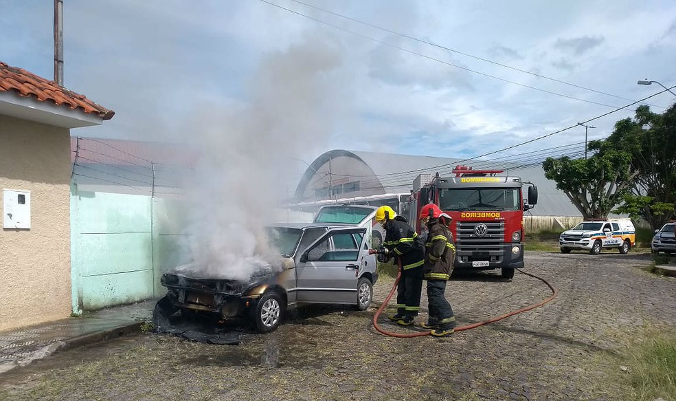 Bombeiros combateram fogo em veículo em rua perto do Bairro São Jorge em Barbacena — Foto: Corpo de Bombeiros/Divulgação