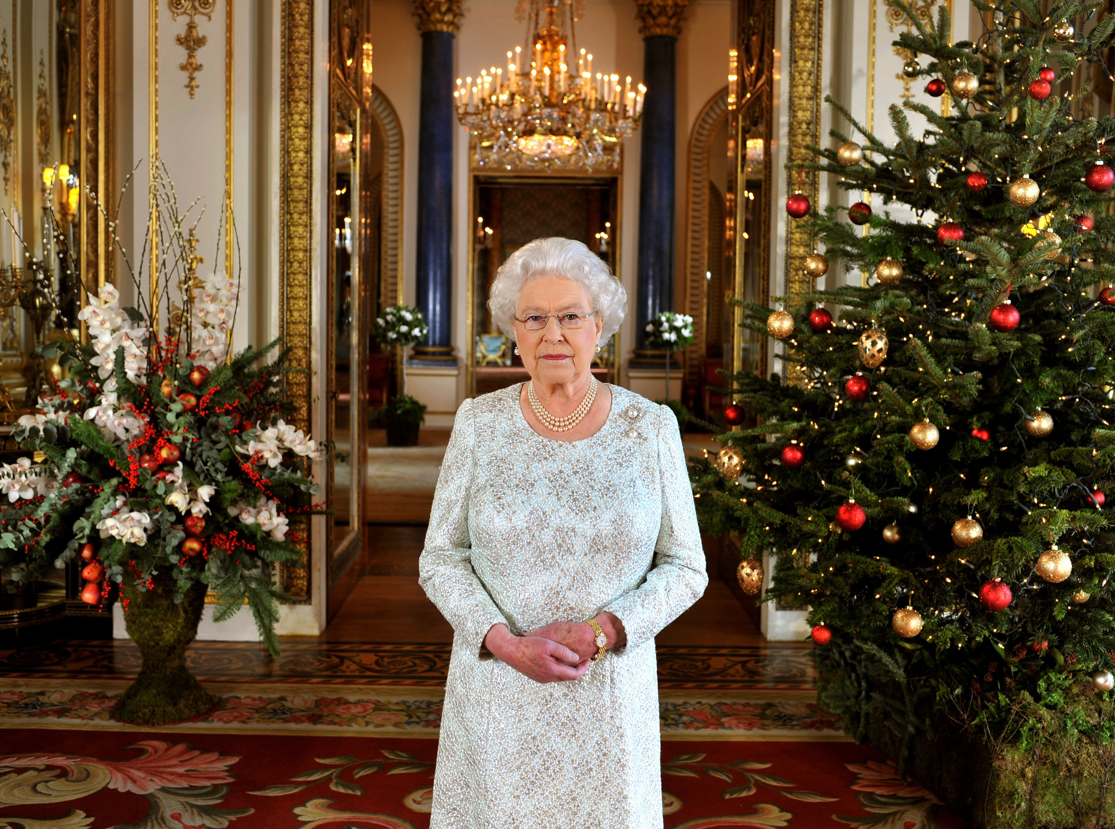 A Rainha Elizabeth 2ª em um de seus tradicionais pronunciamentos natalinos no Palácio de Buckingham (Foto: Getty Images)
