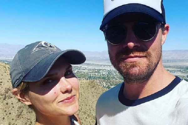 O ator Stephen Amell com a esposa, a atriz Cassandra Jean (Foto: Instagram)