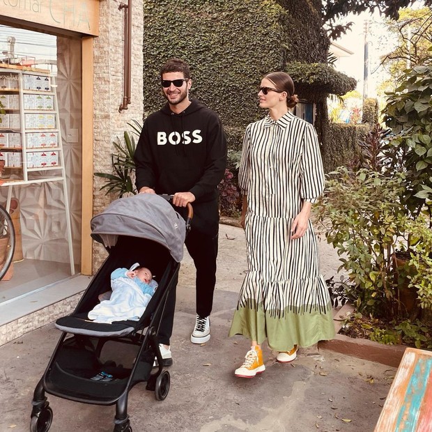 Leandro Lima e a esposa Flávia com o filho Toni (Foto: Instagram/Reprodução)