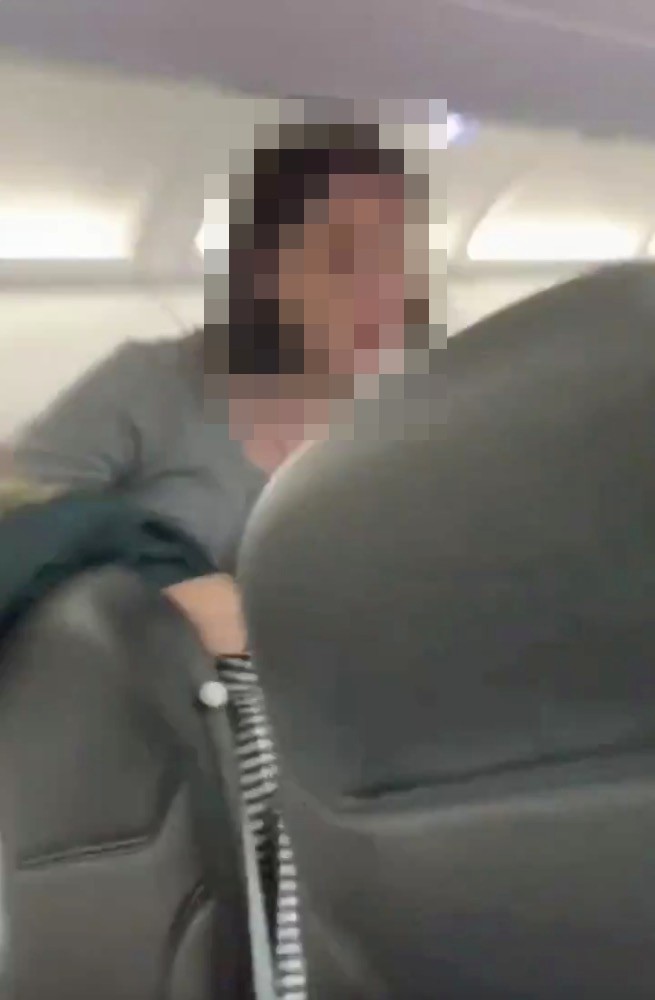 Mulher é presa após tossir em passageiros de avião (Foto: Reprodução/Jam News)